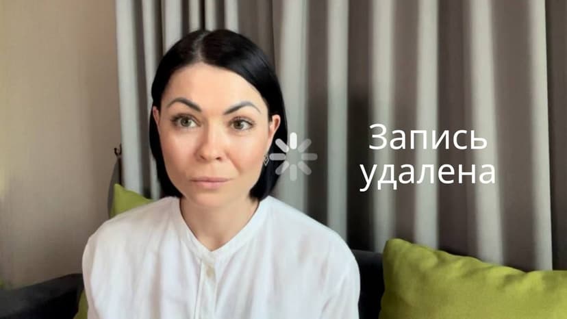 Женщина с серьёзным выражением лица сидит на диване перед вертикальными жалюзи, обсуждая адекватный подход к правильному питанию и здоровому образу жизни.